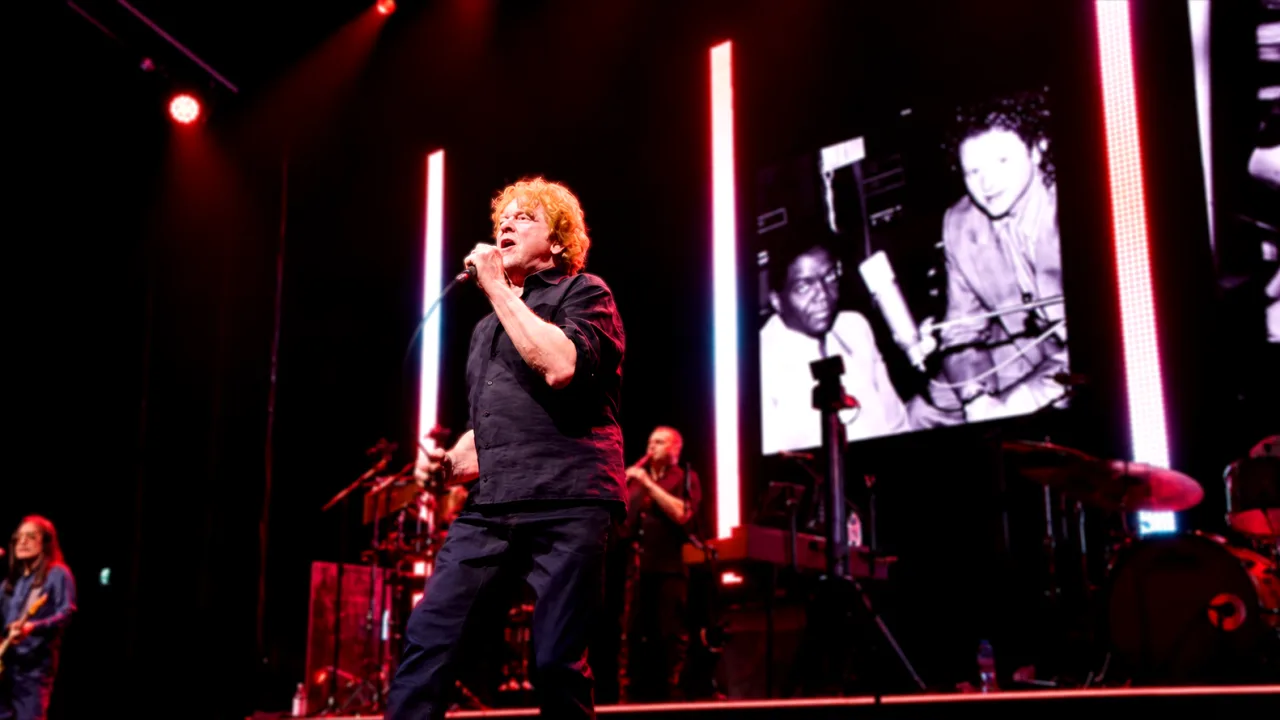 Mick Hucknall performing Reach Out I’ll Be There live on stage
